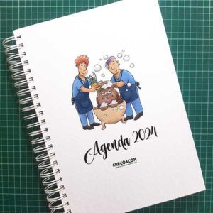 Agenda A4 página diaria (328 páginas). Encuadernación wire-o y tapa dura color, interior negro.